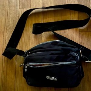 Purse has 5 pockets